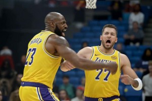 抽象🤣球迷晒搞笑AI片段：詹姆斯生气拳击不给球的东契奇~