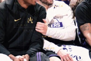 暖心❤️！东契奇赛前见小球迷给小球迷签名...